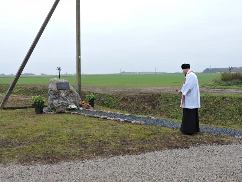 Paminklinis akmuo išnykusiam Kervesių kaimui Vaškų seniūnijoje, Pasvalio rajone