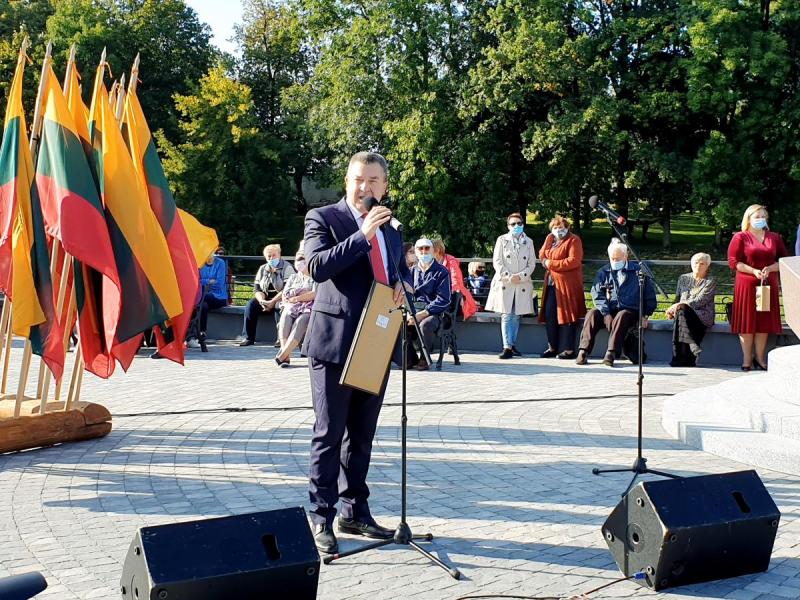 Paminklas poetui Bernardui Brazdžioniui aikštelėje prie Svalios ir Lėvens upių santakos, Nepriklausomybės gatvės pradžioje, Pasvalio mieste