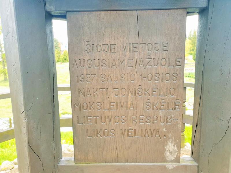 Skulptūra 1957 m. trispalvę iškėlusių mokinių žygdarbiui atminti Joniškėlyje