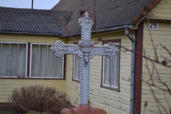 Kryžius Anelės Tonkūnienės sodyboje Pušaloto miestelyje