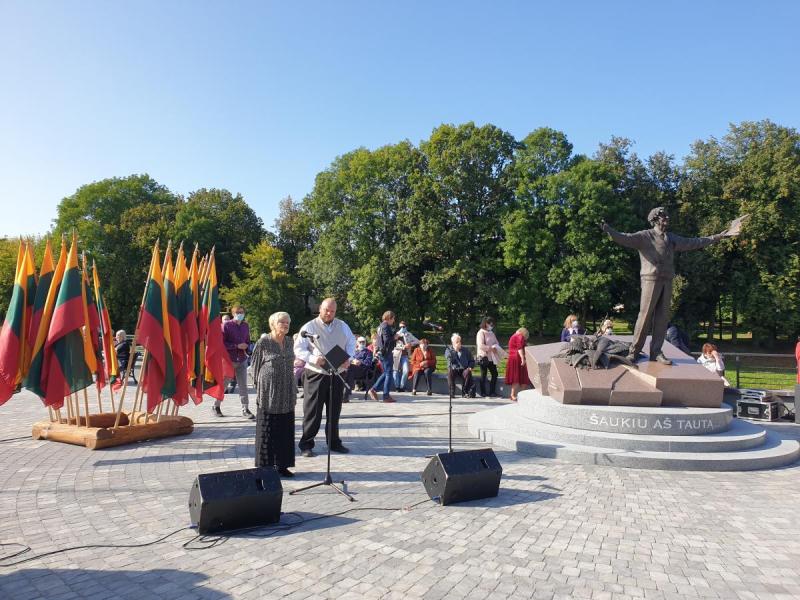 Paminklas poetui Bernardui Brazdžioniui aikštelėje prie Svalios ir Lėvens upių santakos, Nepriklausomybės gatvės pradžioje, Pasvalio mieste