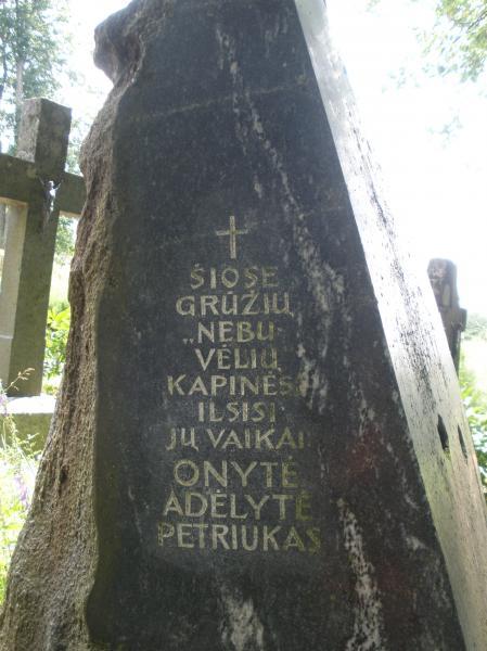 Paminklas Nebuvėlių kaimui atminti Grūžių kapinėse
