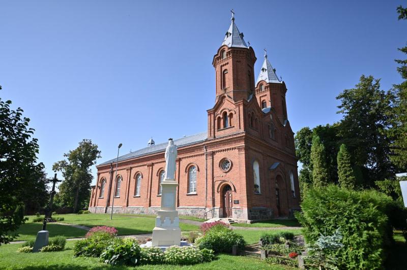 Švedavičių šeimos kryžius Vaškų Šv. Juozapo bažnyčios šventoriuje
