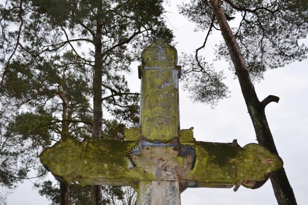 Kryžius pavasarininkams Pušaloto bažnyčios šventoriuje
