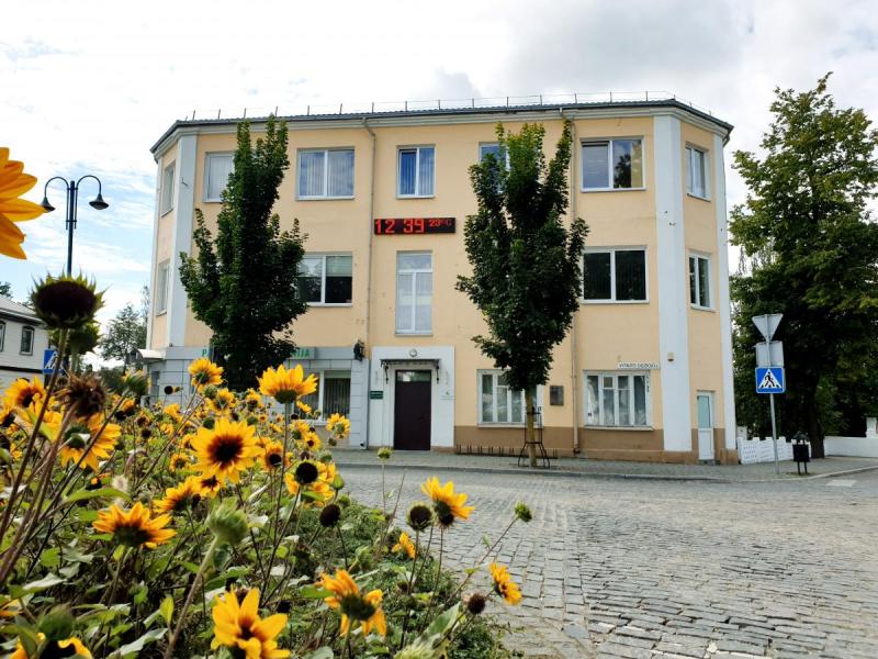Atminimo lenta ant buvusio Pasvalio NKVD-MVD-MGB poskyrio ir stribų būstinės sienos