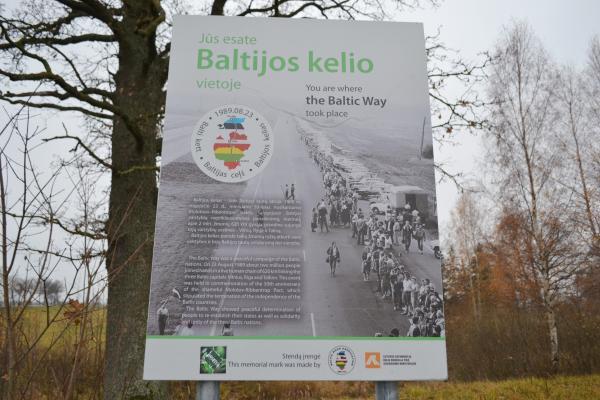 Atminimo stendas Baltijos kelio 25-mečiui ties Sereikonių kaimu