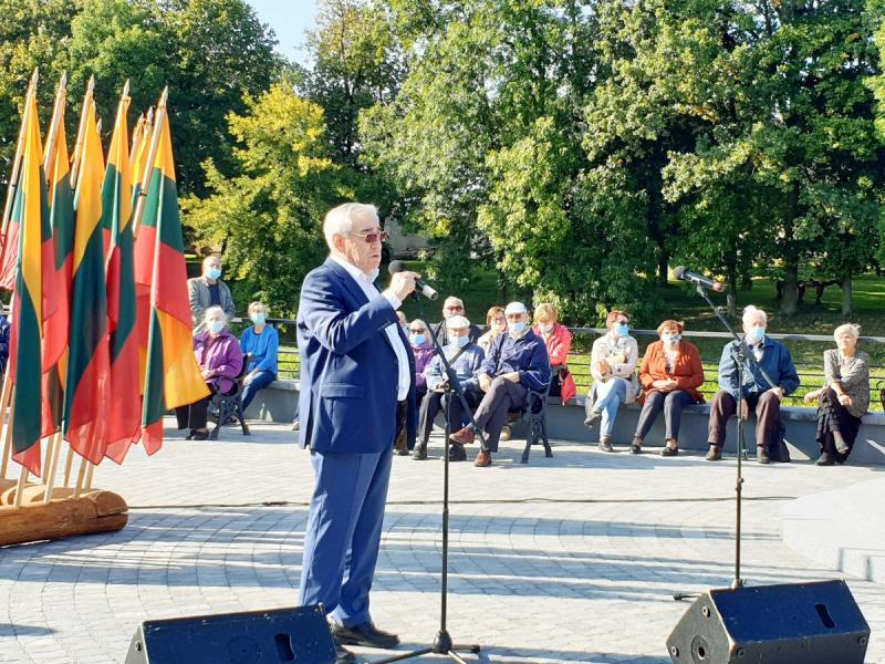 Paminklas poetui Bernardui Brazdžioniui aikštelėje prie Svalios ir Lėvens upių santakos, Nepriklausomybės gatvės pradžioje, Pasvalio mieste