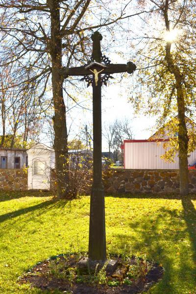 Kryžius Krinčino bažnyčios šventoriuje