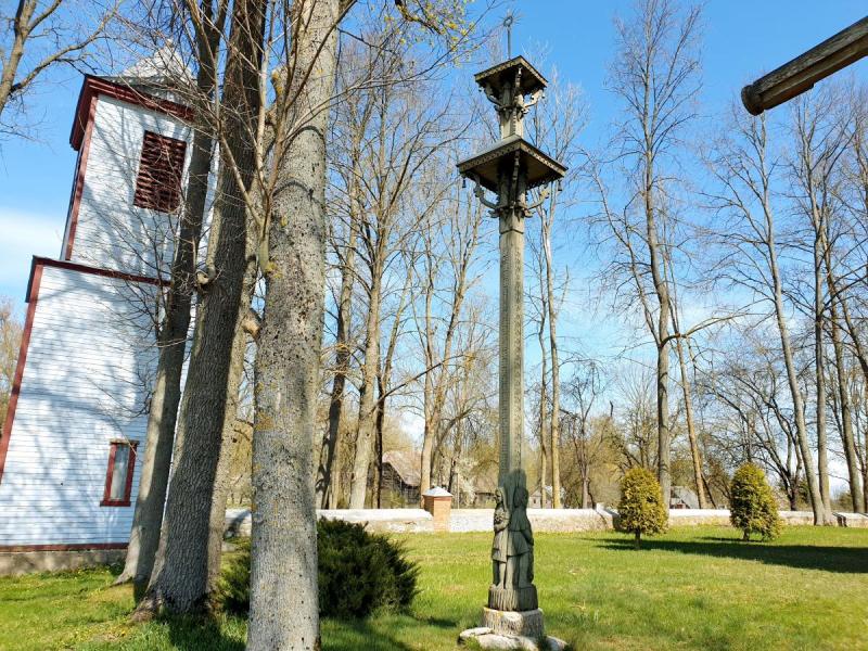 Stogastulpis Skrebotiškio Švč. Jėzaus Širdies bažnyčios šventoriuje