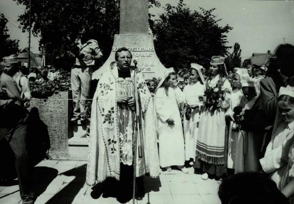 Paminklas Nepriklausomybės kovose žuvusiems savanoriams Saločiuose