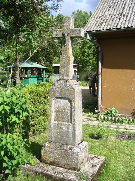 Kryžius A. Vegio sodyboje, Žvirblinių kaime