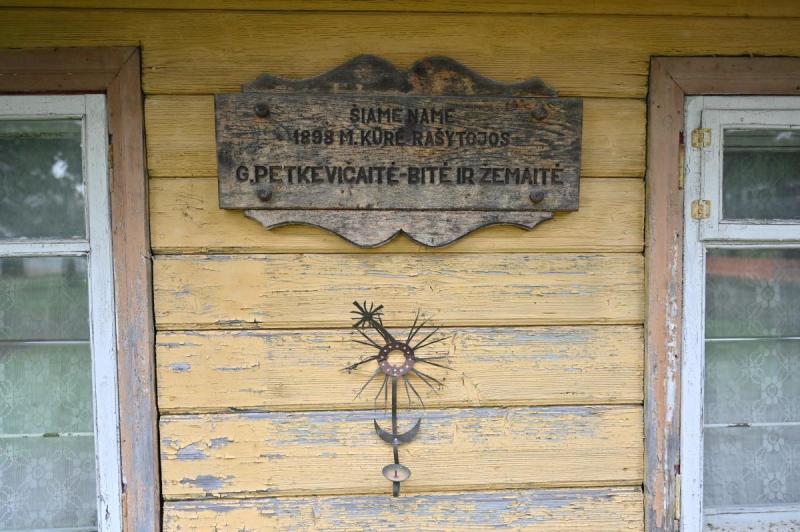 Paminklinės lentos rašytojai Gabrielei Petkevičaitei-Bitei Joniškėlyje