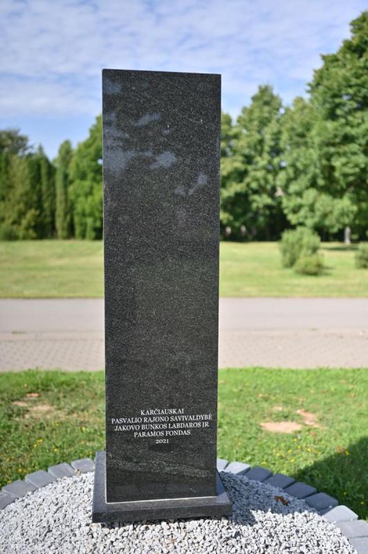 Paminklas rašytojui Mykolui Karčiauskui prie Krinčino Antano Vienažindžio mokyklos, Krinčino seniūnijoje