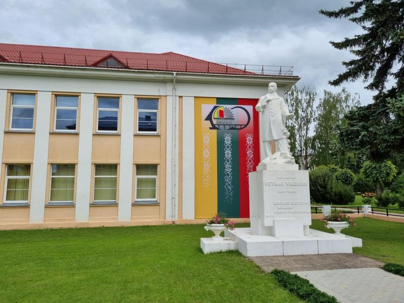 Paminklas Petrui Vileišiui prie jo vardo gimnazijos Pasvalyje