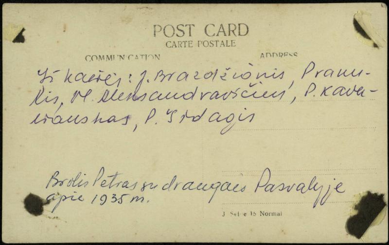 Juliaus Šidagio brolis Petras Šidagis (sėdi pirmas iš dešinės) su draugais gimnazistais Pasvalyje. Apie 1935 m.