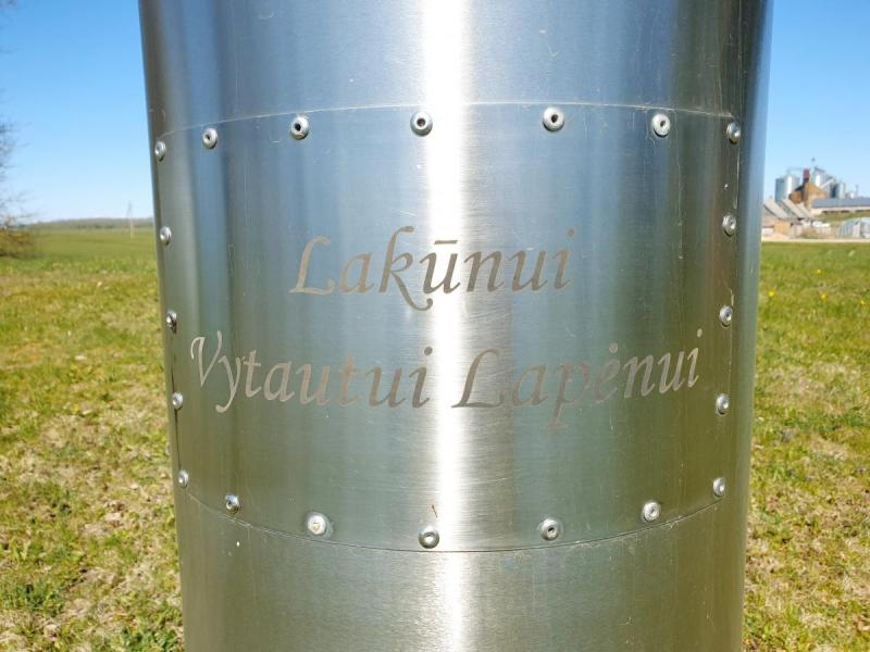 Paminklas lakūnui Vytautui Lapėnui Tetirvinų kaime