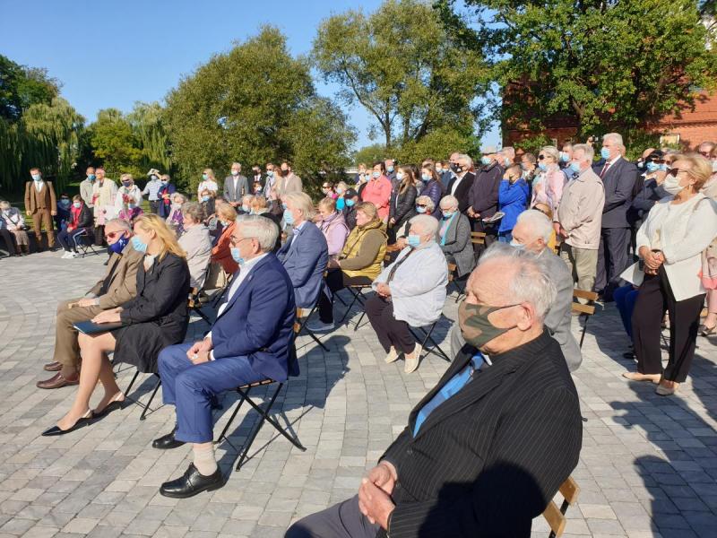 Paminklas poetui Bernardui Brazdžioniui aikštelėje prie Svalios ir Lėvens upių santakos, Nepriklausomybės gatvės pradžioje, Pasvalio mieste