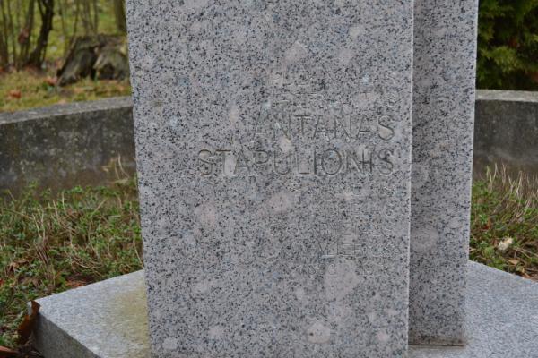 Paminklas pirmajam Joniškėlio partizanų bataliono vadui Antanui Stapulioniui Joniškėlyje