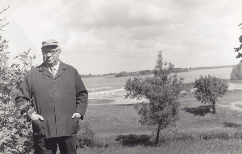 Eugenijus Matuzevičius ant Biržų piliakalnio pylimo (toliau matyti Širvėnos ežeras)