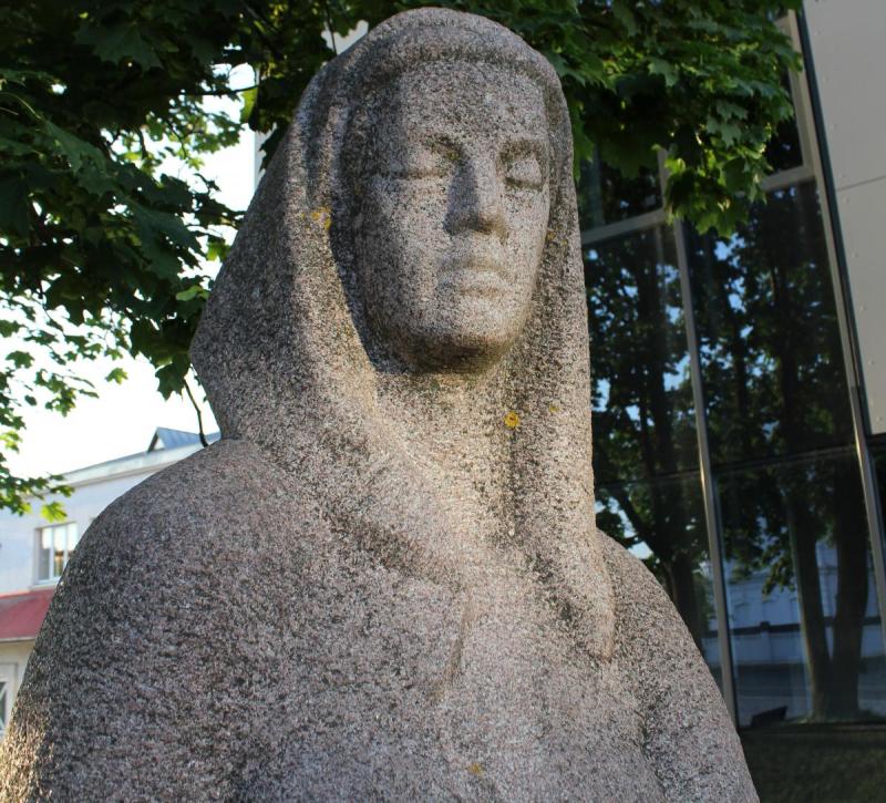 Dekoratyvinė skulptūra „Laukuose“ Vytauto Didžiojo aikštėje, Pasvalyje