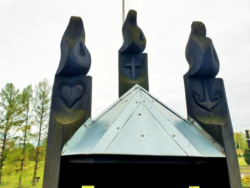 Skulptūra 1957 m. trispalvę iškėlusių mokinių žygdarbiui atminti Joniškėlyje
