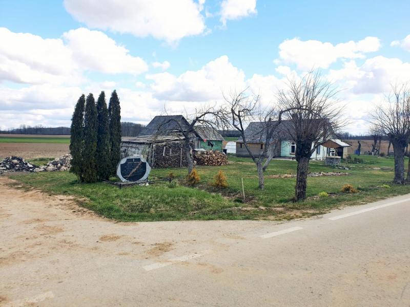 Paminklas Medinių kaimo partizanams
