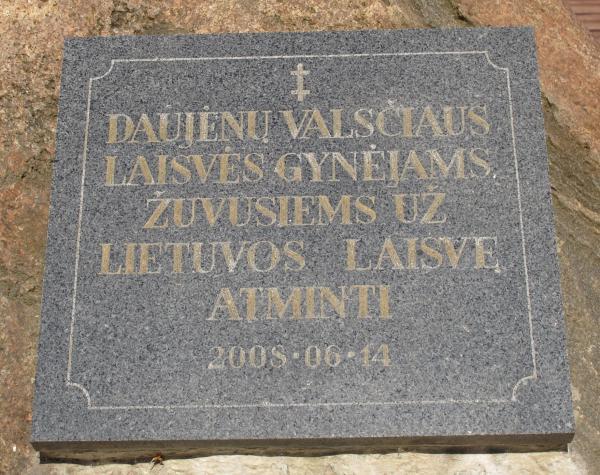 Paminklas žuvusiems partizanams Daujėnų miestelyje