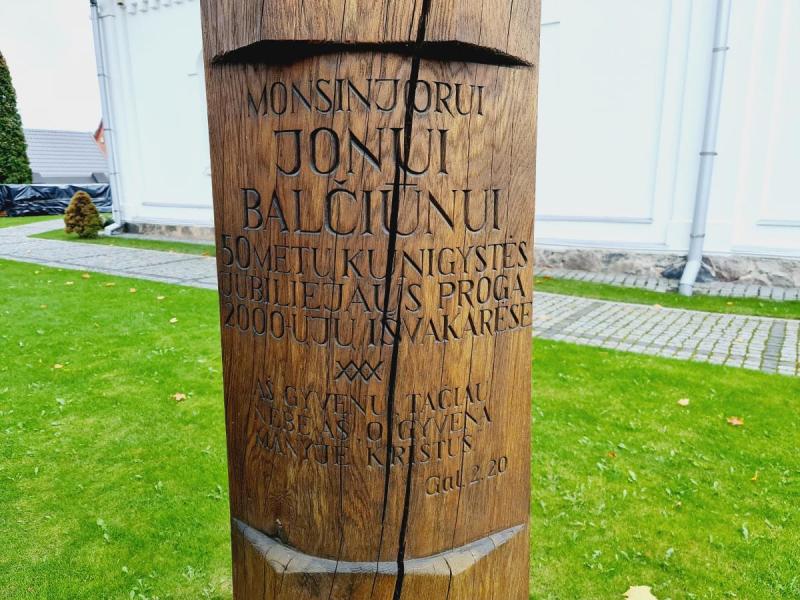 Atminimo stogastulpis klebonui monsinjorui Jonui Balčiūnui Pasvalio bažnyčios šventoriuje