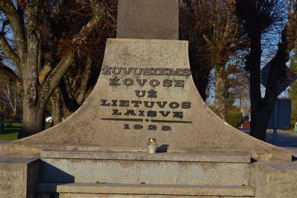 Paminklas Nepriklausomybės kovose žuvusiems savanoriams Saločiuose