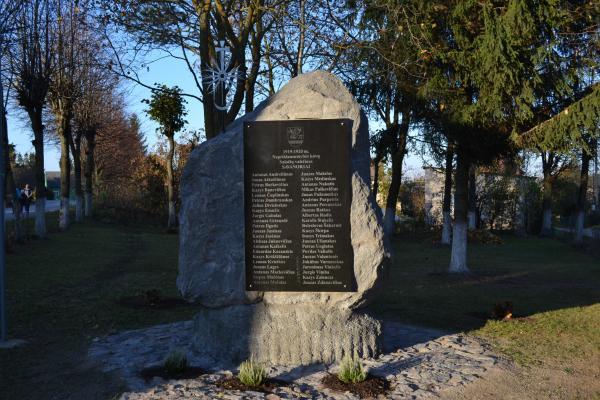 Paminklinis akmuo Saločių valsčiaus savanoriams Saločiuose