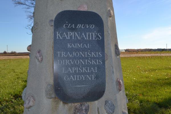 Kryžius-koplytstulpis Kauneckų šeimai ir Trajoniškio kaimo žmonėms