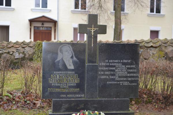 Paminklas kompozitoriui Alfonsui Mikulskiui Pušalote