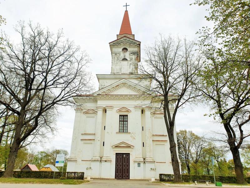 Kunigo Benedikto-Mykolo Urbono kapas Joniškėlio bažnyčios šventoriuje
