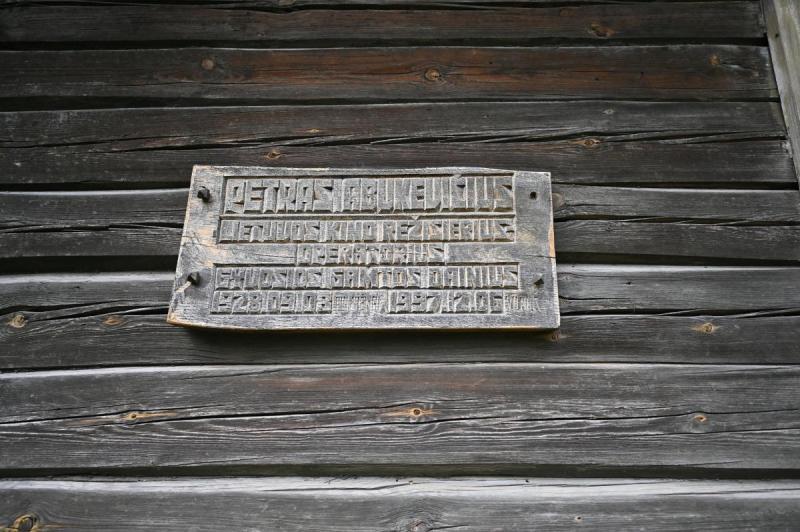 Operatoriaus, scenaristo ir režisieriaus Petro Abukevičiaus tėviškė Pumpėnų miestelyje, Pumpėnų seniūnijoje