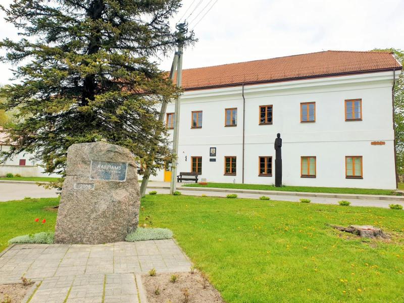 Paminklinis akmuo dvarininkams Karpiams Joniškėlyje