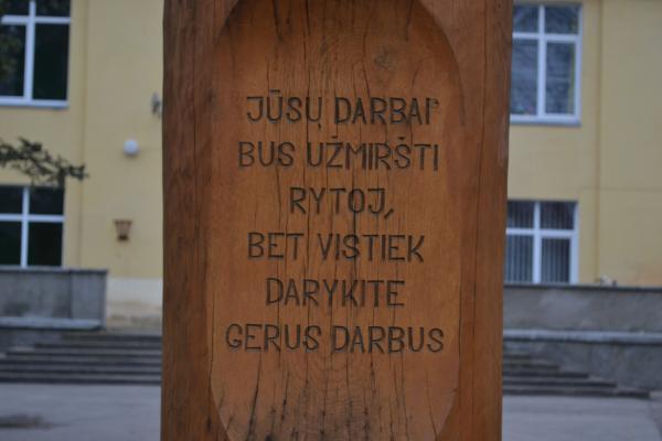 Stogastulpis „Keturios Mūzos“ prie Joniškėlio kultūros namų