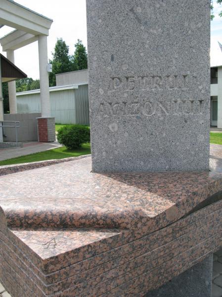 Paminklas kraštiečiui profesoriui, oftalmologui ir visuomenės veikėjui Petrui Avižoniui Pasvalyje