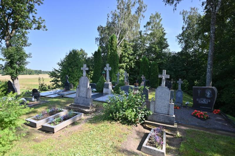Rašytojo, kunigo Julijono Lindės-Dobilo tėvų kapas Dovydų kapinėse