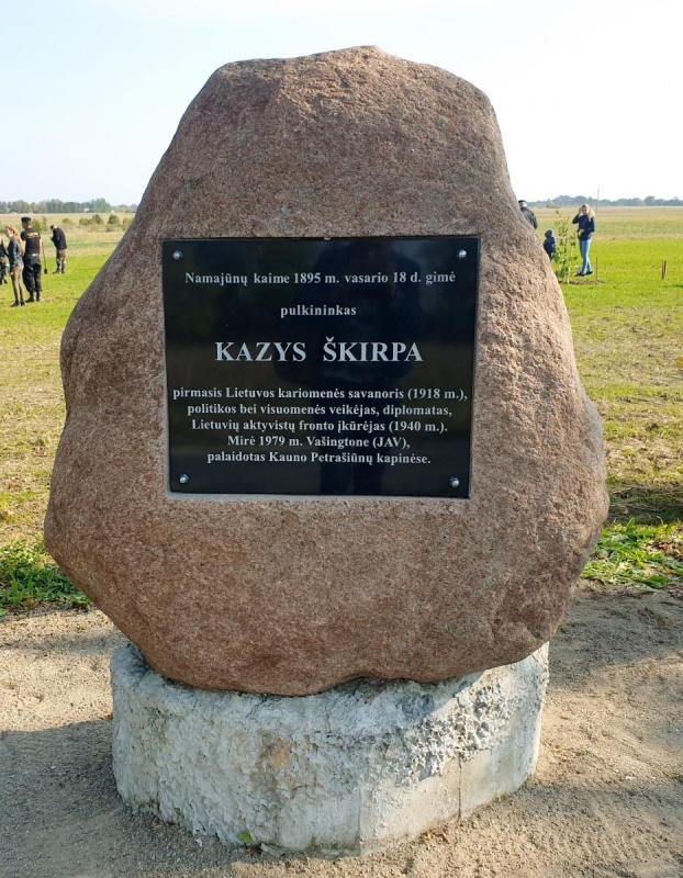 Paminklinis akmuo ir ąžuolynas pirmajam Lietuvos kariuomenės savanoriui Kaziui Škirpai Namajūnų kaime