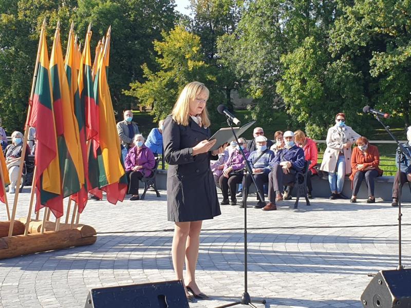 Paminklas poetui Bernardui Brazdžioniui aikštelėje prie Svalios ir Lėvens upių santakos, Nepriklausomybės gatvės pradžioje, Pasvalio mieste