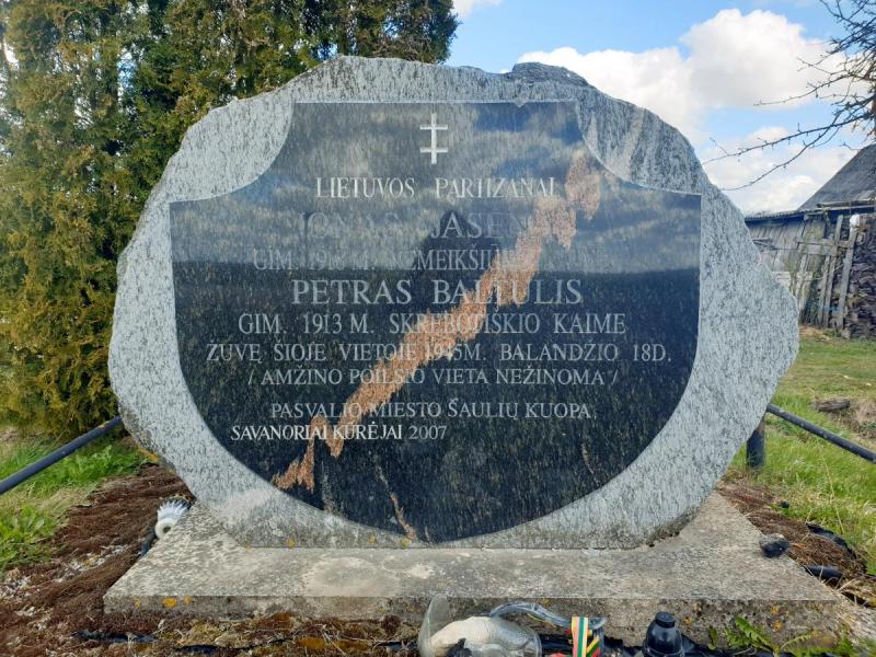 Paminklas Medinių kaimo partizanams