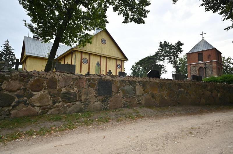 Atminimo lenta kunigui Antanui Juškai-Juškevičiui Pušaloto Šv. apaštalų Petro ir Povilo bažnyčios šventoriaus sienoje
