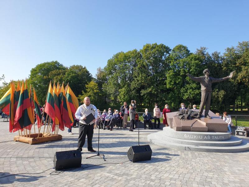 Paminklas poetui Bernardui Brazdžioniui aikštelėje prie Svalios ir Lėvens upių santakos, Nepriklausomybės gatvės pradžioje, Pasvalio mieste