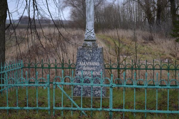 Kryžius jaunuomenei Manikūnų kaime