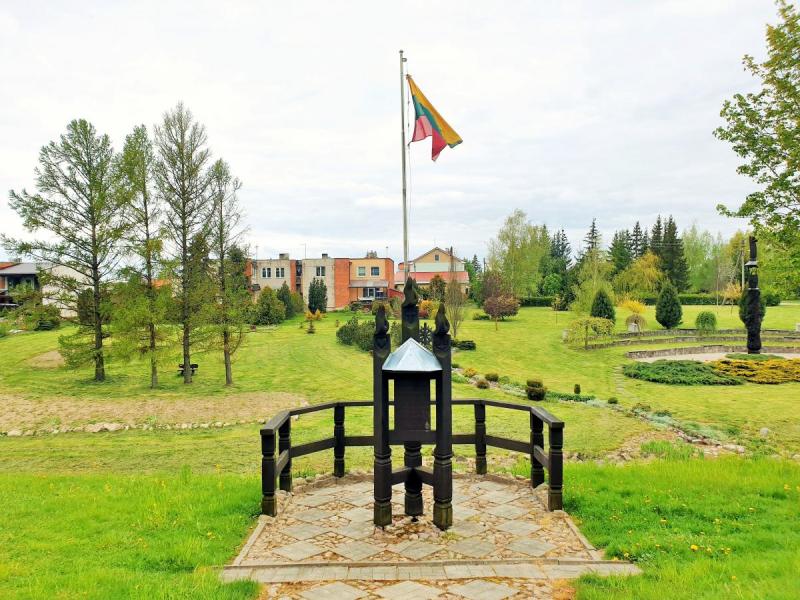 Skulptūra 1957 m. trispalvę iškėlusių mokinių žygdarbiui atminti Joniškėlyje