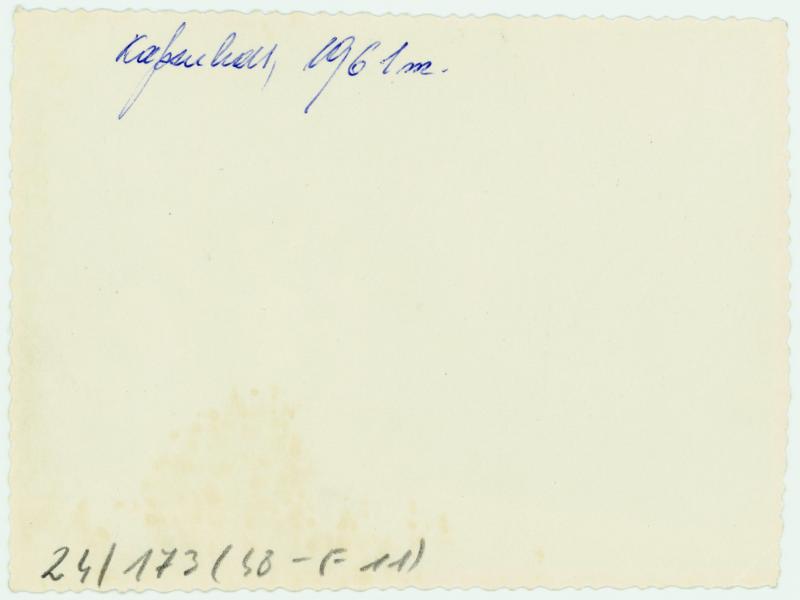 Jonas Mikelinskas grupėje žmonių. Kapsukas, 1961 m.