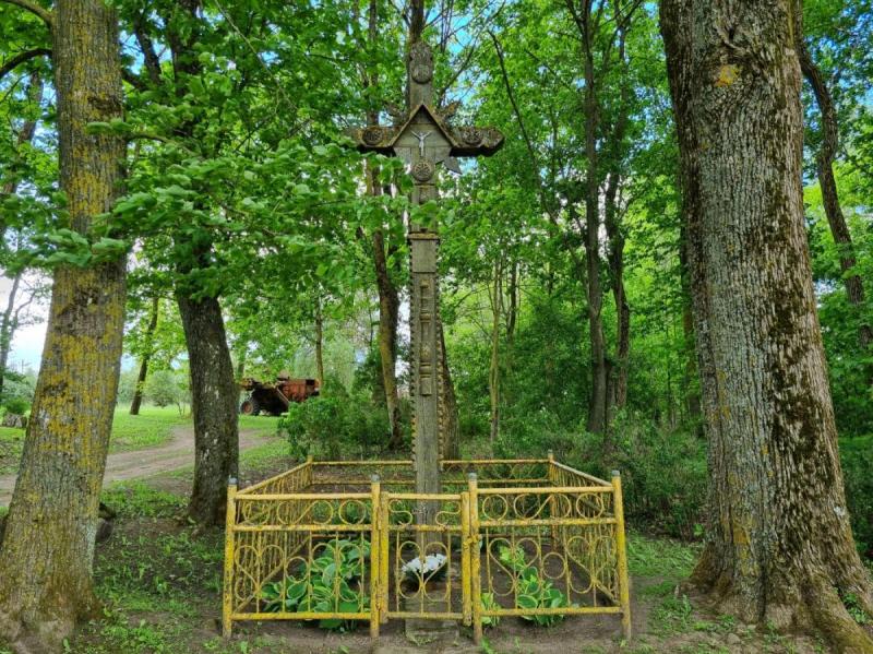 Kryžius prie kelio Daujėnai–Stebeikėliai