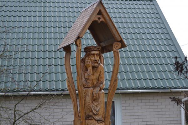 Koplytstulpis Virginijos ir Petro Čirvinskų sodyboje, Pušalote miestelyje