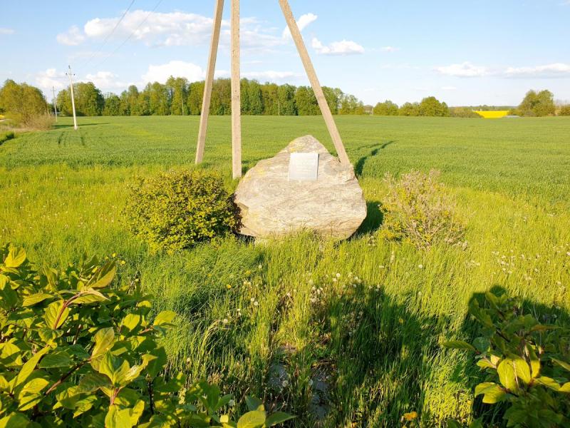 Paminklinis akmuo Vileišių kaimui ir jame 1926–1964 m. veikusiai mokyklai atminti