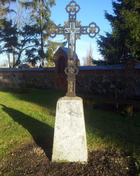 Kryžius Vaškų bažnyčios šventoriuje